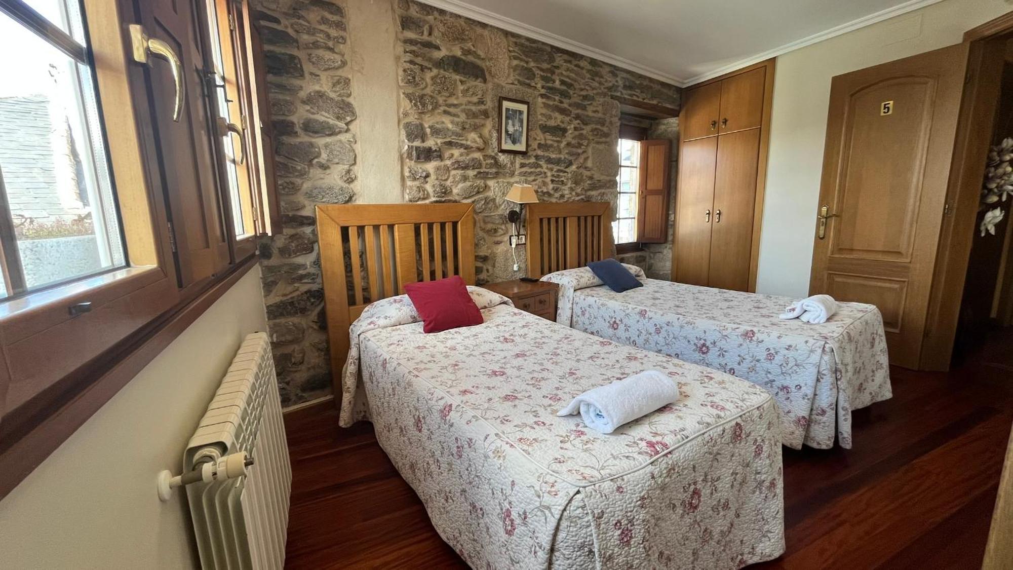 Hotel Caldelas Sacra-Pension Rustica 3 Estrellas Castro Caldelas Bagian luar foto